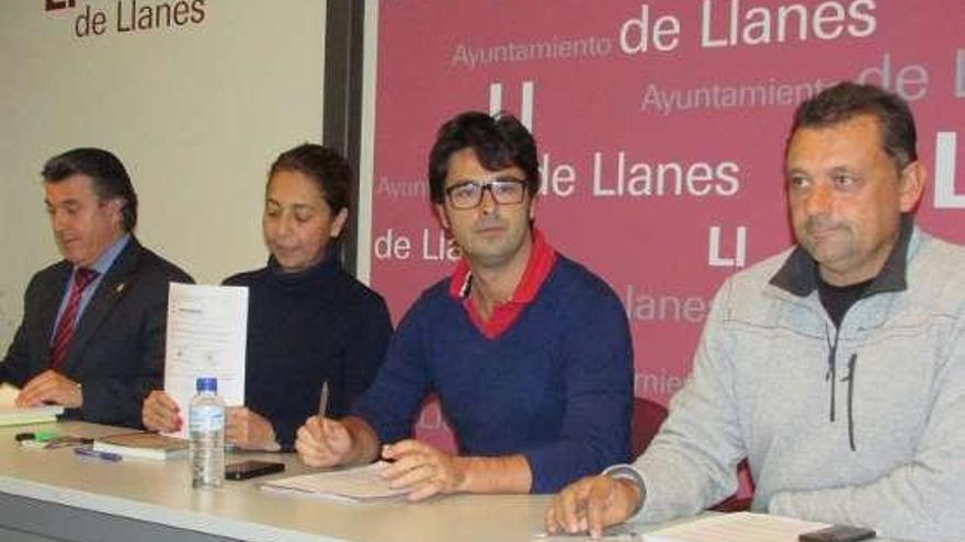 Juan Carlos Armas (PP), Marián García de la Llana (Foro), Enrique Riestra (VxLl) y Javier Ardines (IU), en una rueda de prensa conjunta en diciembre de 2015.