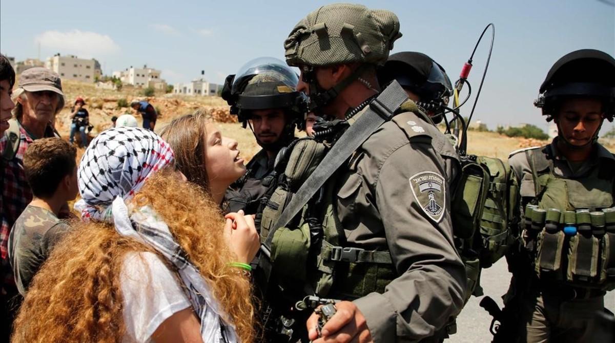 Ahed Tamimi se enfrenta a dos soldados israelís en la localidad de Nabi Saleh, en Cisjordania.