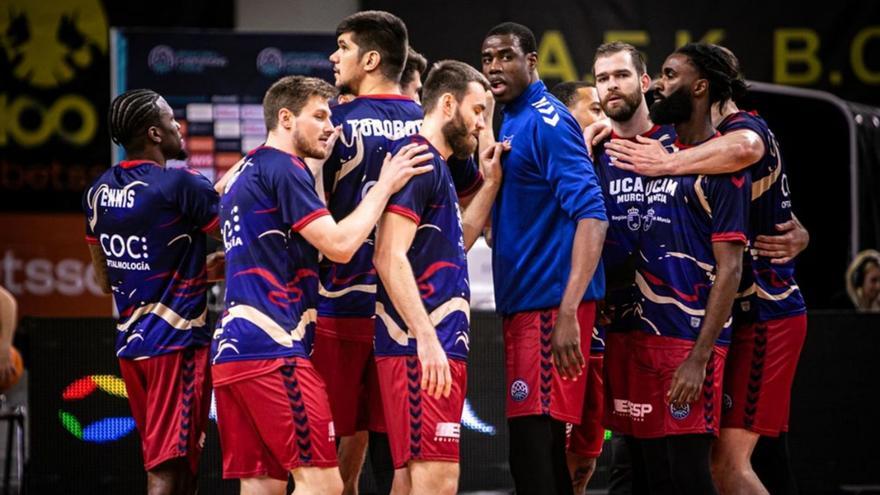 Los jugadores del UCAM Murcia antes de afrontar su partido en Atenas de esta fase.  | FIBA/B.CHAMPIONS LEAGUE