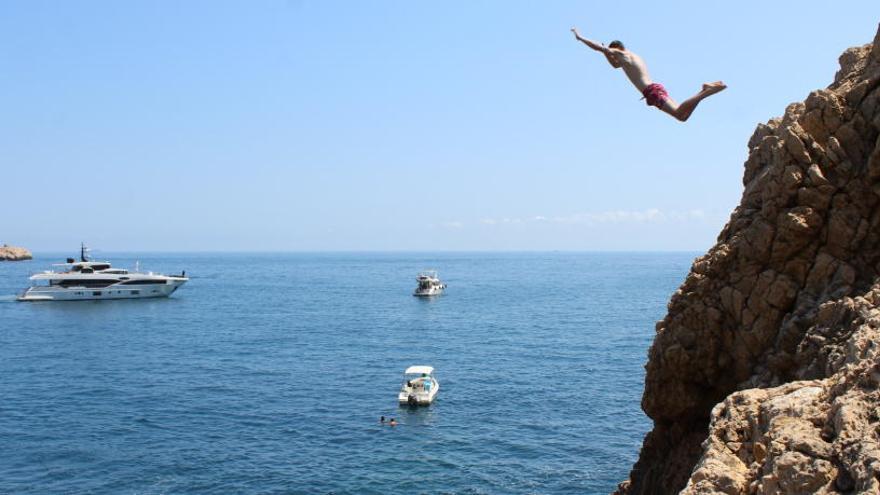 Un joven se lanza al mar desde el acantilado del Cap Negre.