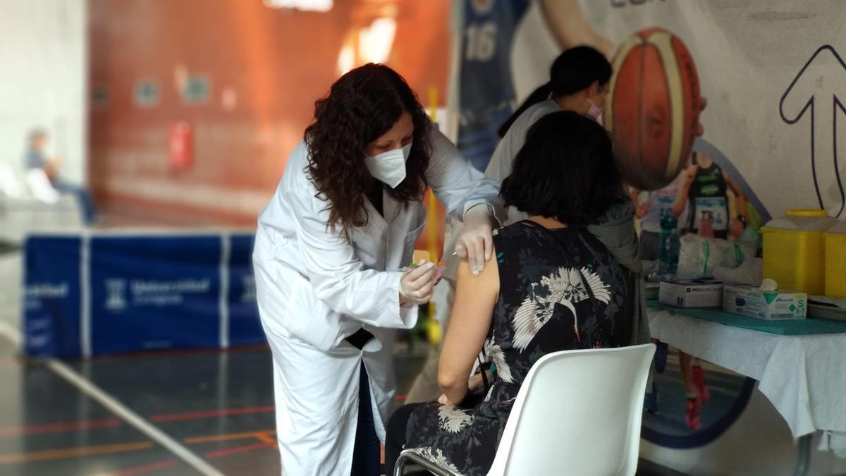 Vacunación en el polideportivo de la Universidad de Zaragoza.