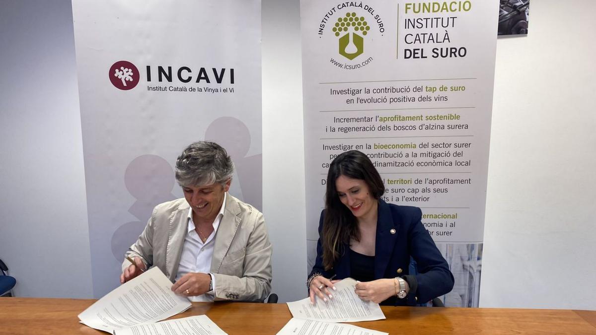 Alba Balcells i Joan J. Puig signant el conveni de col·laboració | DIARI DE GIRONA