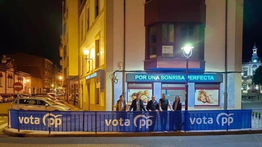 El PSOE de Villaviciosa denuncia ante la Junta Electoral la colocación de pancartas electorales del PP fuera de los lugares autorizados