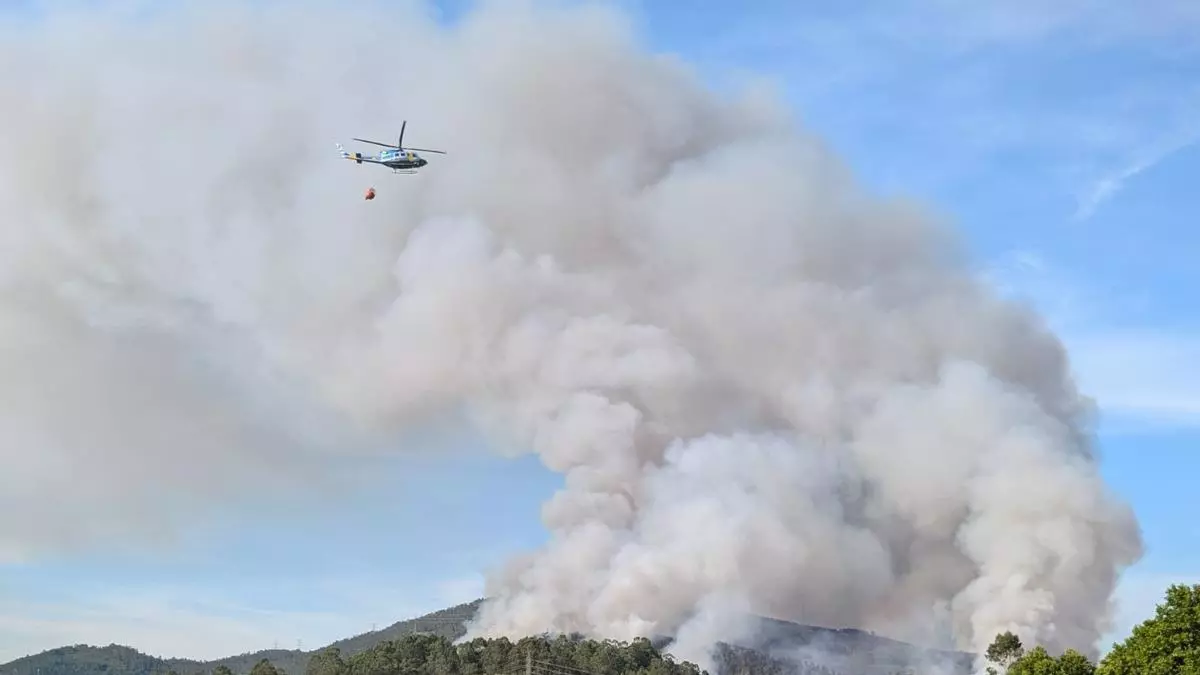 El incendio de Padrón (A Coruña) afecta a más de 180 hectáreas y obliga a activar la "situación 2 de emergencia"