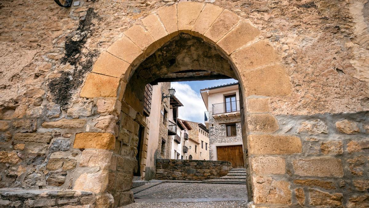 El pueblo medieval ideal para recorrer a pie y comer “el mejor ternasco asado” de España