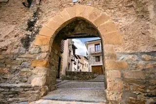 El pueblo medieval ideal para recorrer a pie y comer “el mejor ternasco asado” de España