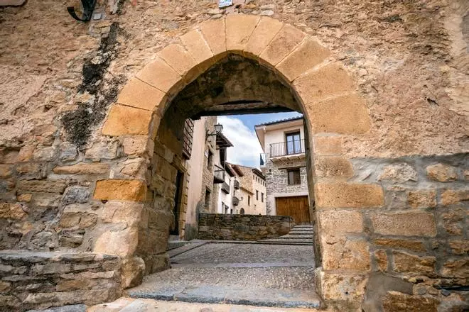 El pueblo medieval ideal para recorrer a pie y comer “el mejor ternasco asado” de España