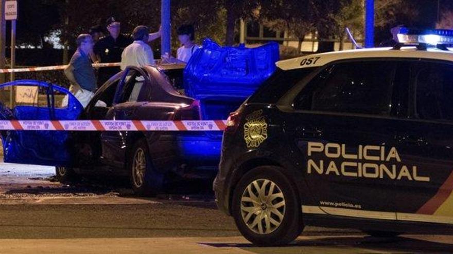 Encuentran el cadáver de un hombre en un coche incendiado en Sevilla