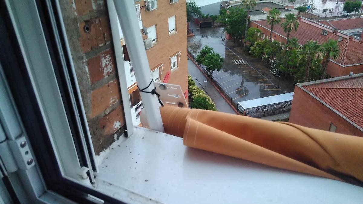 Uno de los toldos que los bomberos tuvieron que asegurar tras desprenderse por la fuerza del agua.