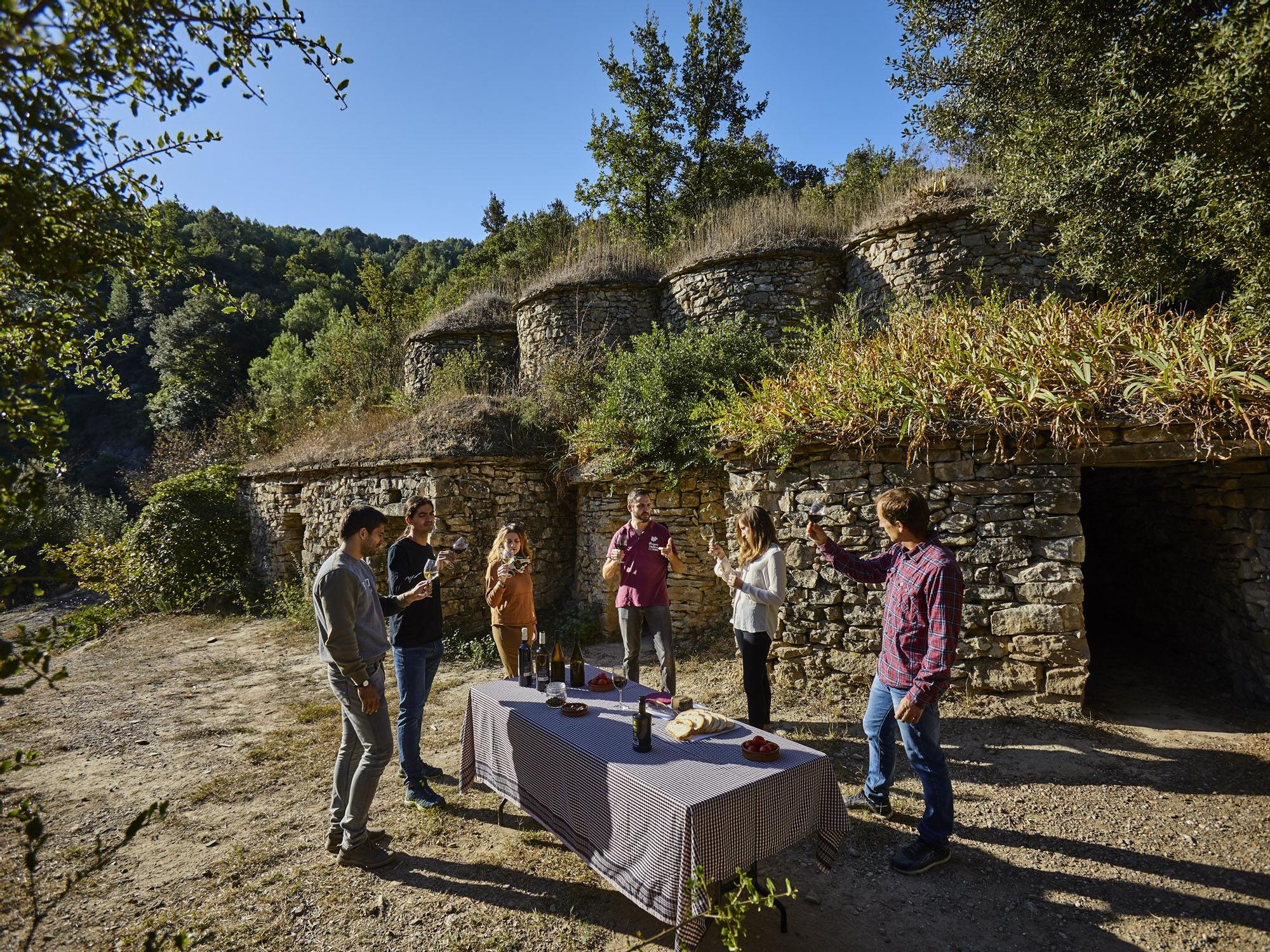 Experiencia enoturística junto a construcciones de piedra seca de El Pont de Vilomara