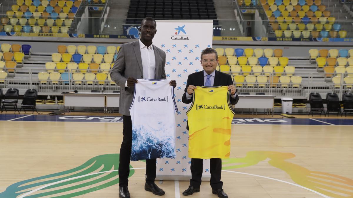 Sitapha Savané, a la izquierda de la imagen, junto a Juan Ramón Fuertes, en la pista central del Arena