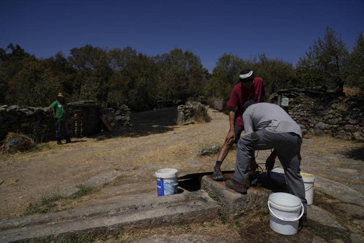 Vecinos sacando agua en Fornillos