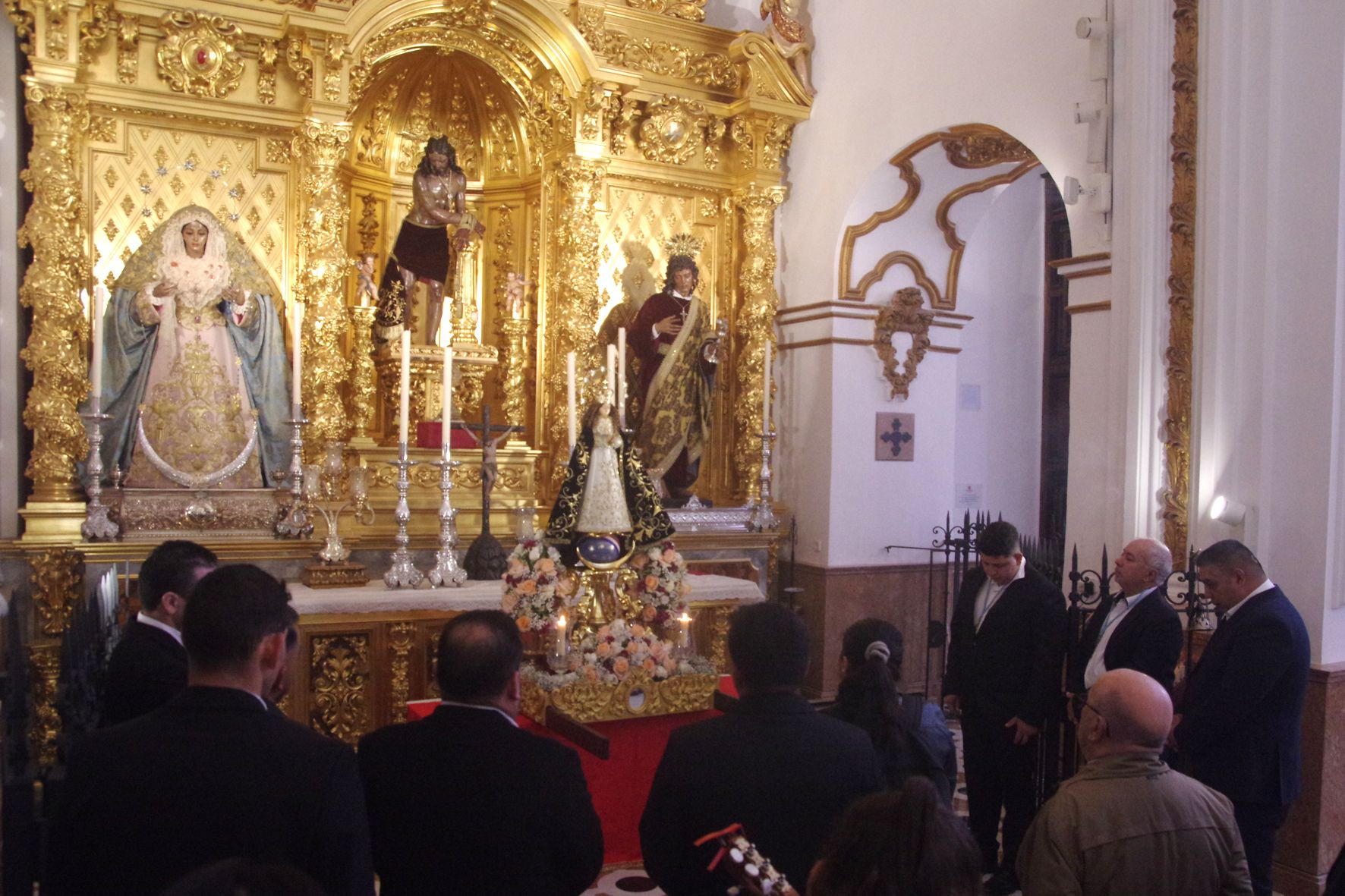 La comunidad paraguaya de Málaga procesiona a su Virgen de Caacupé por los Mártires