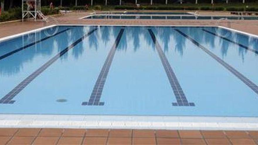 Vecinos de Casetas denuncian que las piscinas pierden un tercio del agua cada día