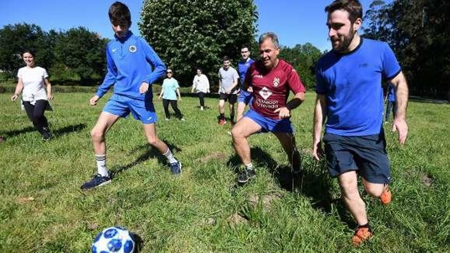 Rafa Domínguez juega un partido de fútbol en A Illa das Esculturas.