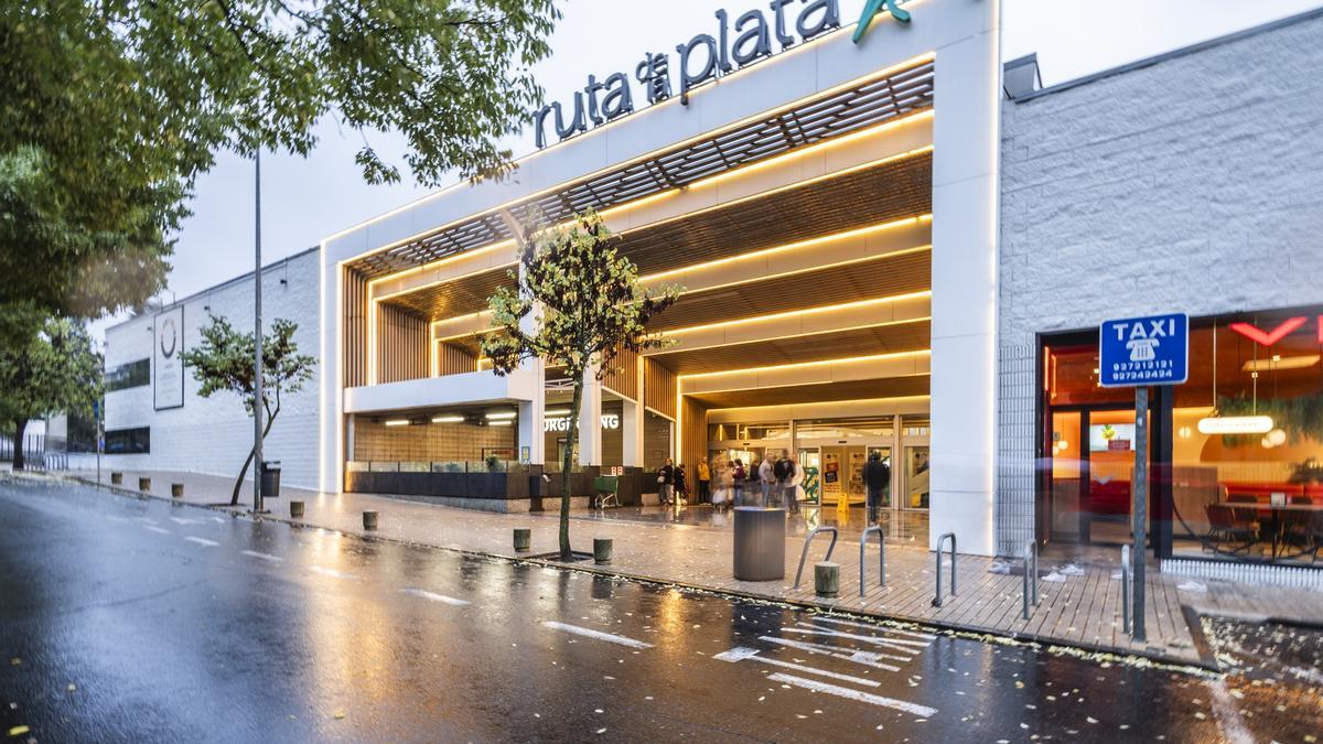 Fachada del Centro Comercial Ruta de la Plata de Cáceres.