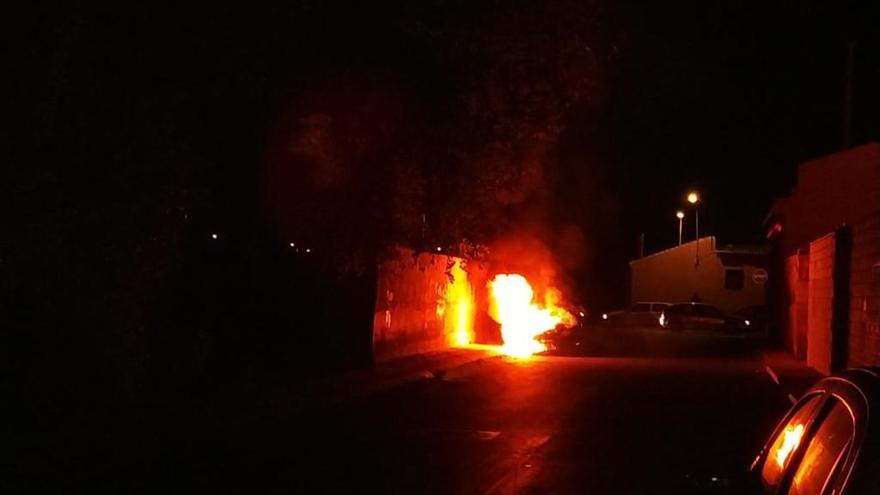 El coche ardiendo en la calle Pilar.