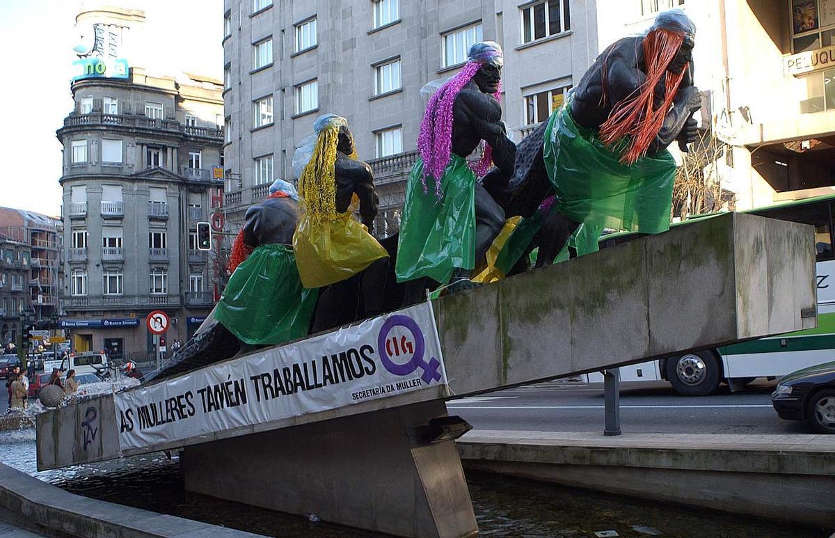 La estatua de Os Redeiros adornada por el 8M de 2002