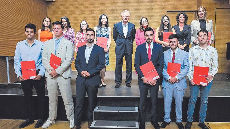 Doce jóvenes reciben las becas de la Fundación Mapfre Canarias