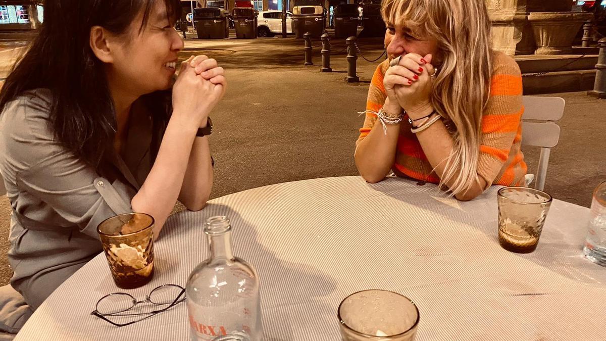 La escritora Han Kang y la editora Iolanda Batallé, en una cena en Barcelona hace un par de años.