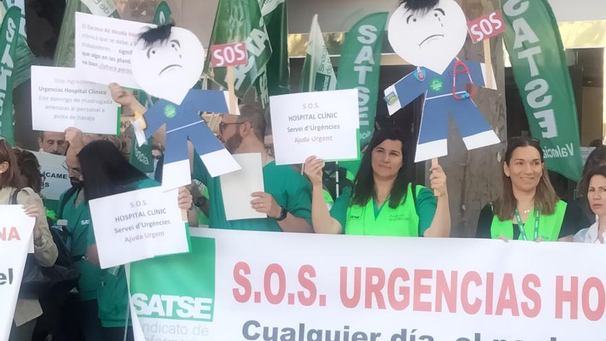 Colocan camas en una sala de espera ante el colapso de las Urgencias del H. Clínico