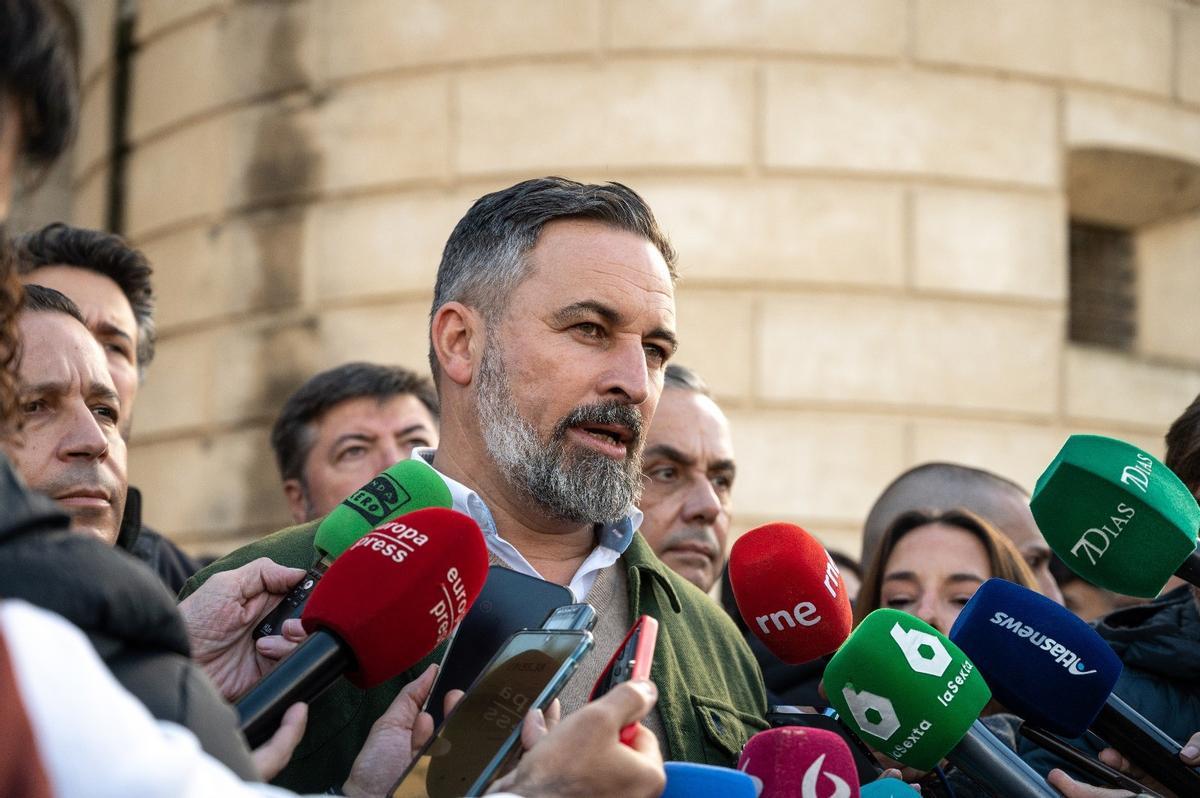 El presidente de Vox, Santiago Abascal, atiende a los medios en Badajoz