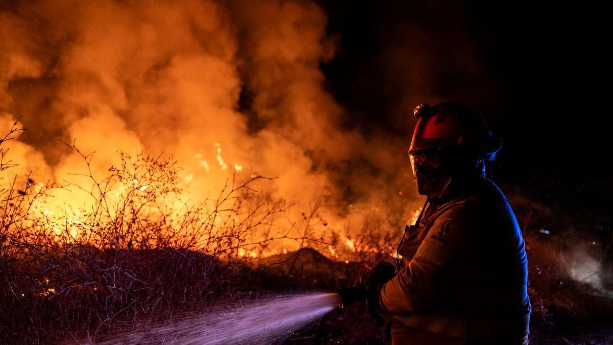 Un bombero en uno de los incedios que se produjo en agosto.