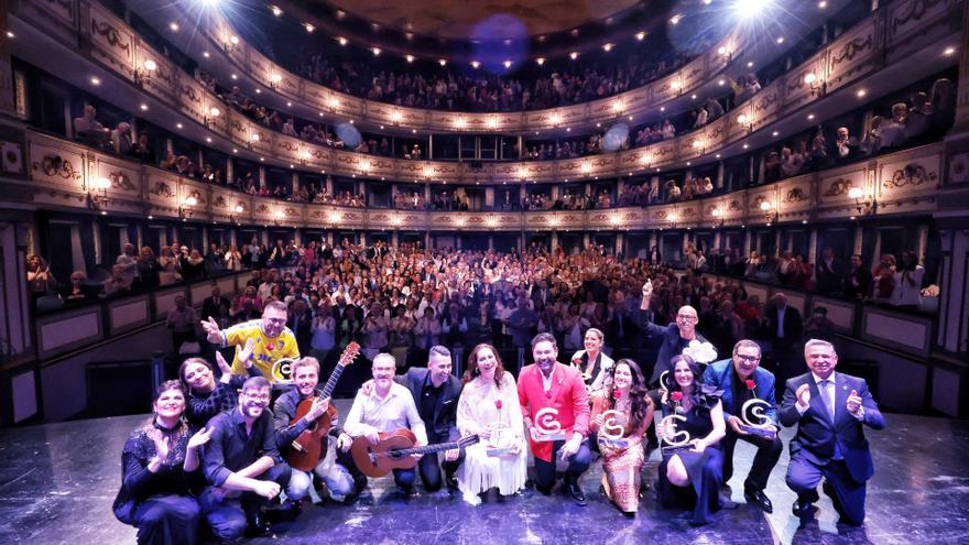 Foto de familia de los artistas participantes en la gala de la AECC, anoche en el Cervantes.