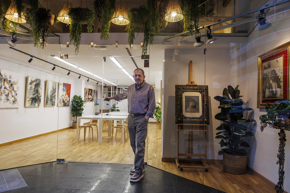 Jaume Fornells a la porta de la nova seu de l’escola i galeria D’Art, en un local al carrer Alcalde Armengou, 6