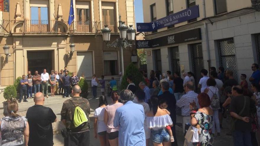 La concentración de repulsa al terrorismo en Elda con las banderas del Ayuntamiento ondeando a media asta