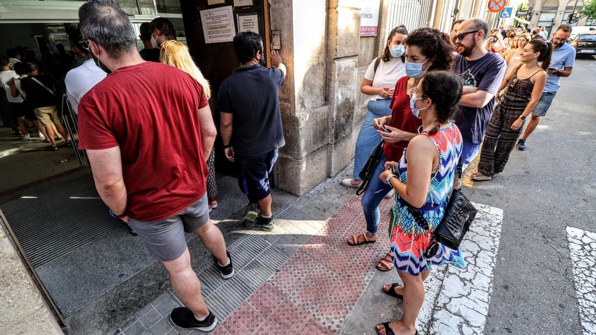 Personas haciendo cola para ponerse la vacuna de refuerzo a finales de junio en Alcoy.