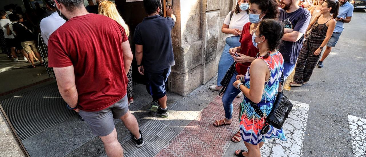 Personas haciendo cola para ponerse la vacuna de refuerzo a finales de junio en Alcoy.