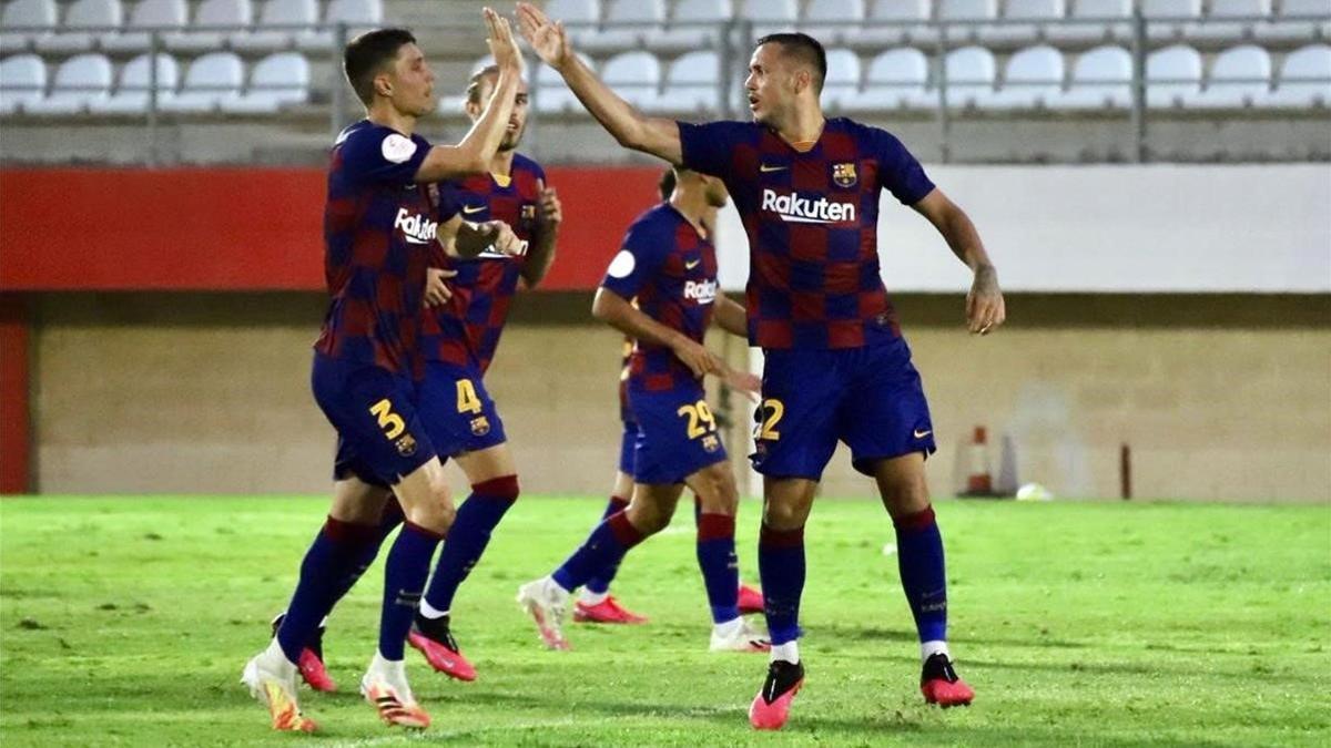 Jorge Cuenca felicita a Rey Manaj, que marcó el gol del empate ante el Badajoz.