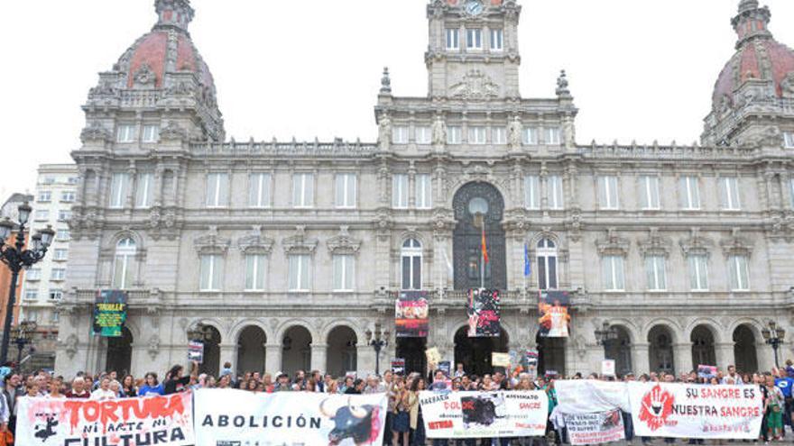 Concentración de antitaurinos en María Pita. / 13Fotos