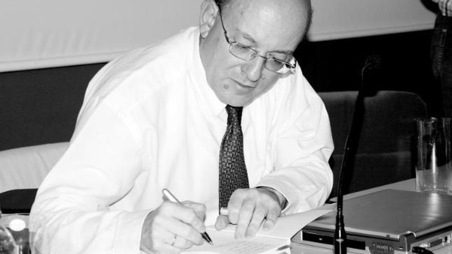 Juan Carlos Moreno Cabrera firma ejemplares de su libro momentos antes de la presentación.