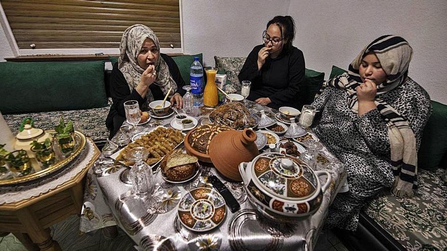 Una família musulmana de Salt, celebrant enguany el Ramadà a casa seva per la crisi de la COVID-19