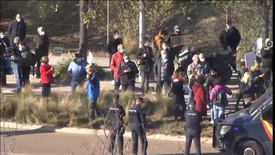 Protestas frente al hospital Enfermera Isabel Zendal en el día de su inauguración