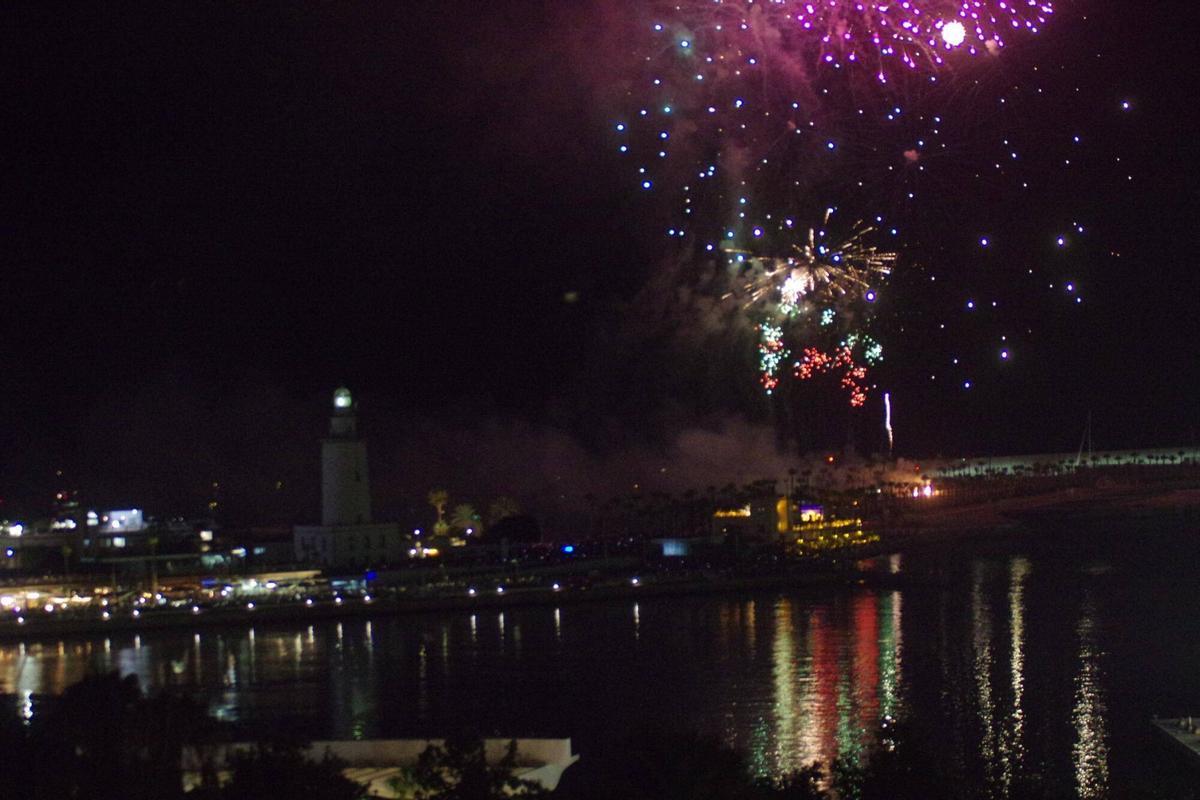 Fuegos de inicio de la Feria de Málaga desde desde el hotel Catalonia Molina Lario Fuegos de inicio de la Feria de Málaga desde desde el hotel Catalonia Molina Lario