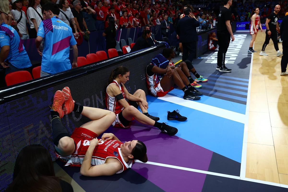 Varias jugadoras del Casademont, desconsoladas tras caer en semifinales de la Euroliga.
