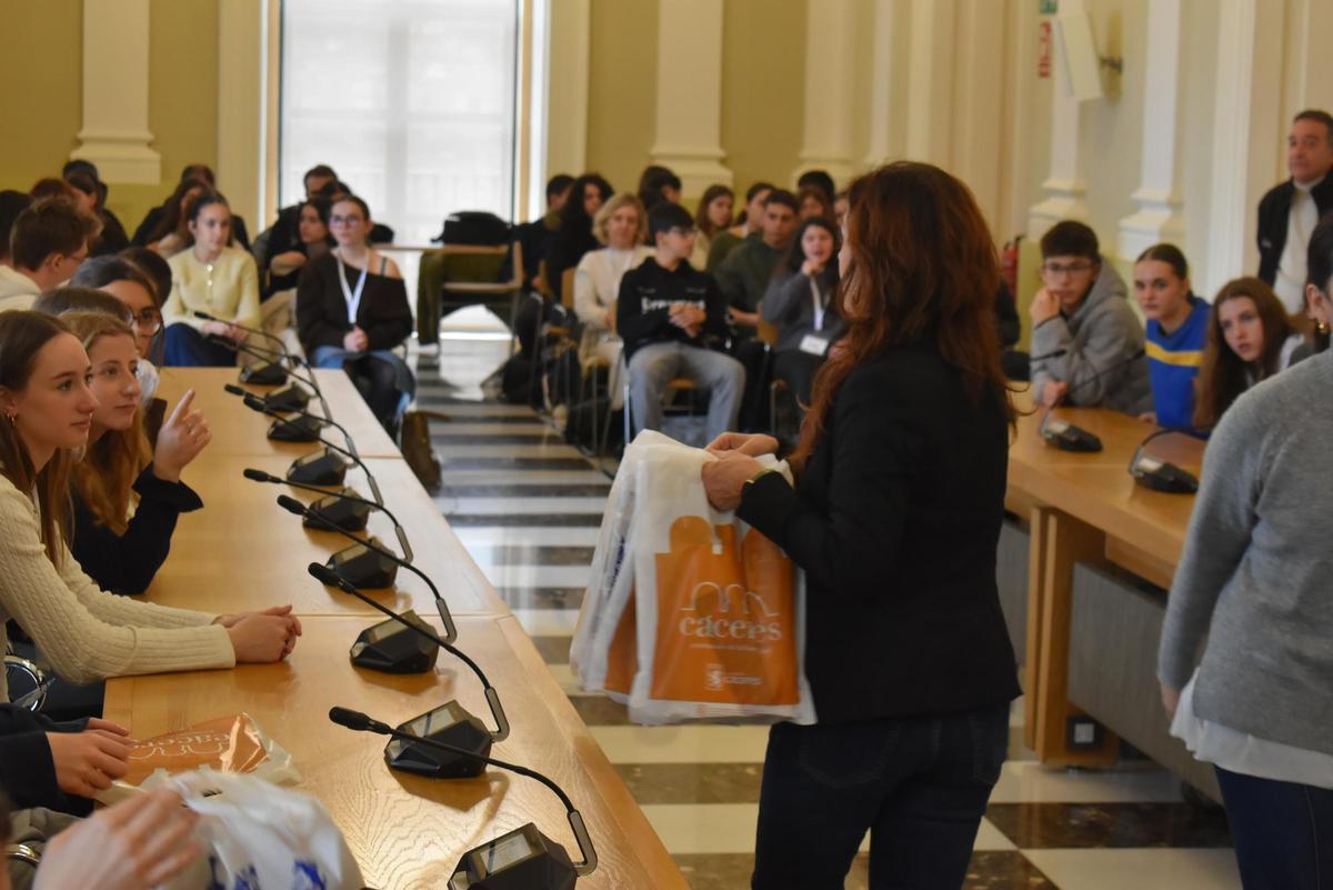 Fotogalería | Alumnos franceses y portugueses visitan el ayuntamiento de Cáceres