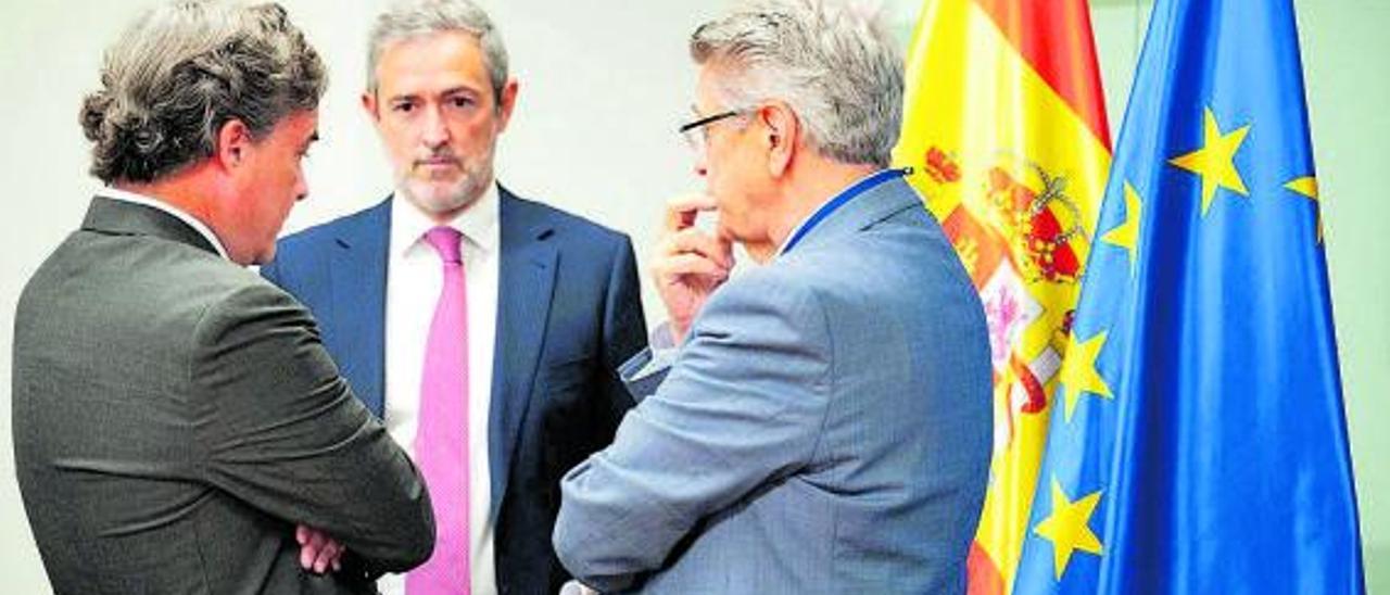 El director general para el Magreb, Alberto Ucelay (izquierda), con el consejero canario Julio Pérez, antes de la reunión.