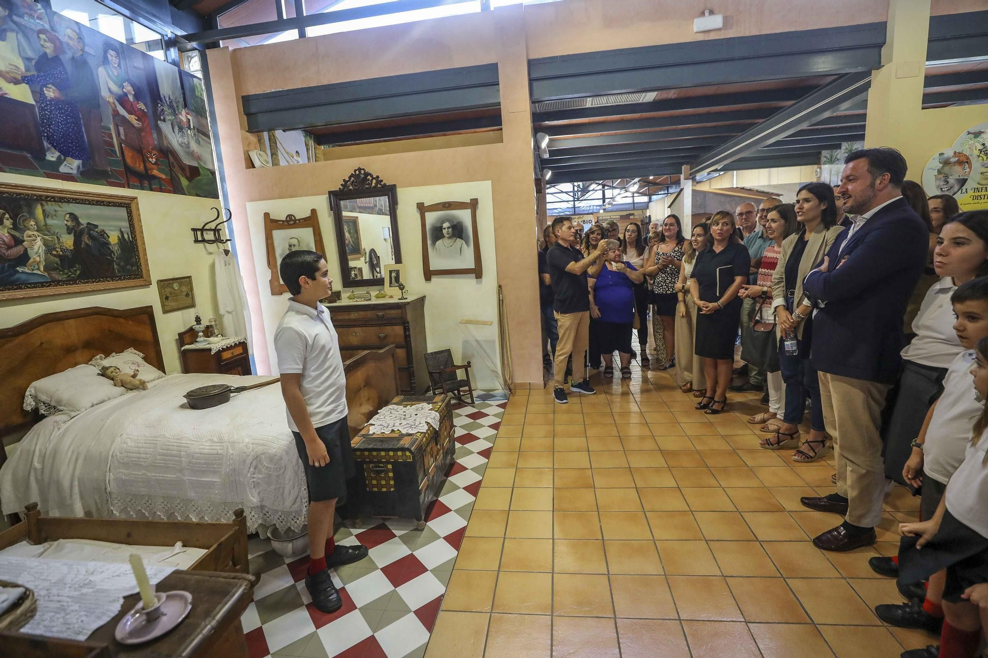 Niños con alma de guia turistica en el museo de pusol Elche