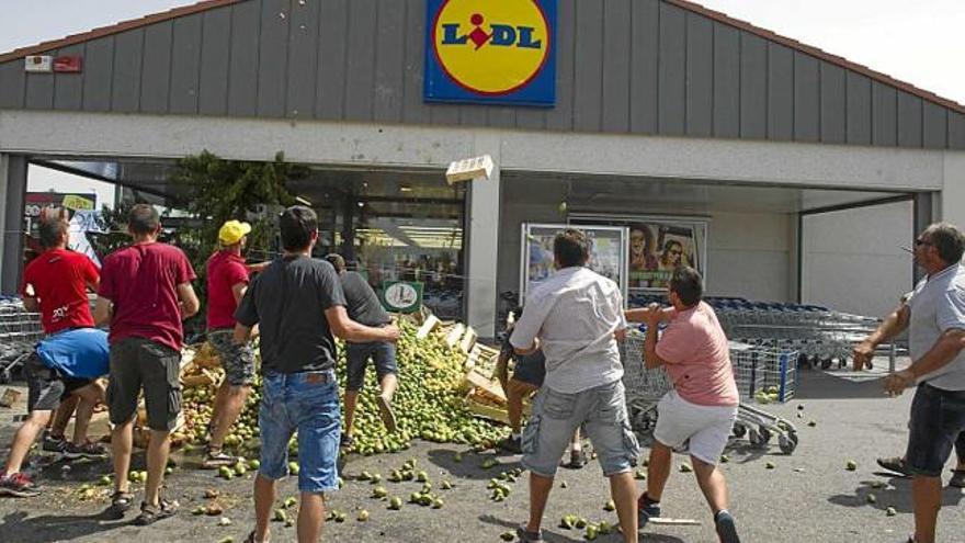 Els pagesos llencen fruita a les portes d&#039;un supermercat