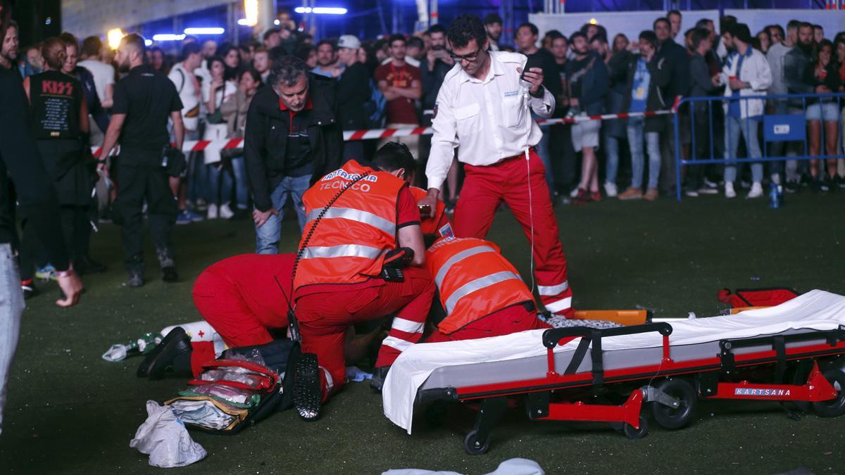 Servicios médicos intentan reanimar al acróbata accidentado en el festival Mad Cool de Madrid.