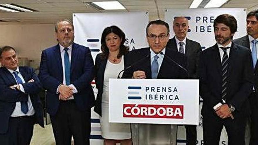 Javier Moll, president de Prensa Ibérica, diu unes paraules als professionals de «Diario Córdoba», al costat de directius del grup.