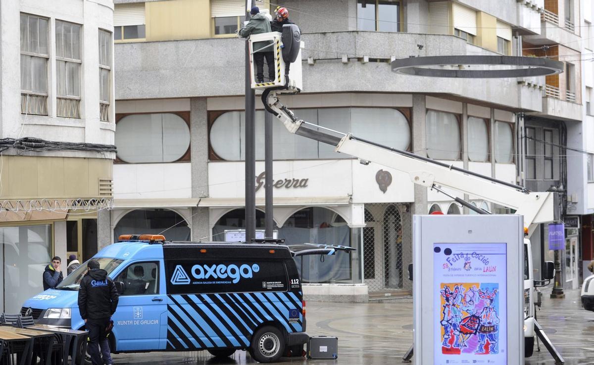 La Axega instaló ayer cámaras de vigilancia en el entorno del Kilómetro 0.  | BERNABÉ/JAVIER LALÍN