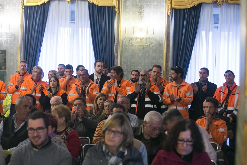 Los trabajadores del Puerto de Alicante interrumpen el pleno