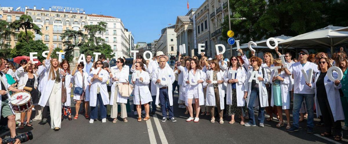 Un grupo de médicos se manifiesta por las calles de Madrid. | EUROPA PRESS