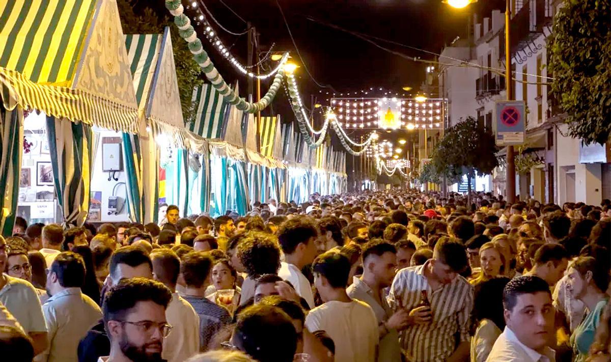 Imagen de la calle Betis durante la Velá.