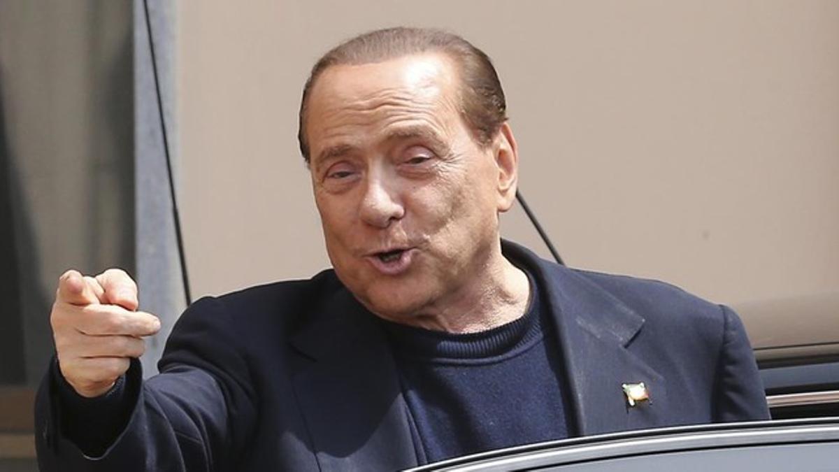 Silvio Berlusconi saliendo de la Fundación Sagrada Familia donde desempeña servicios sociales, en mayo del 2014 en Milán.